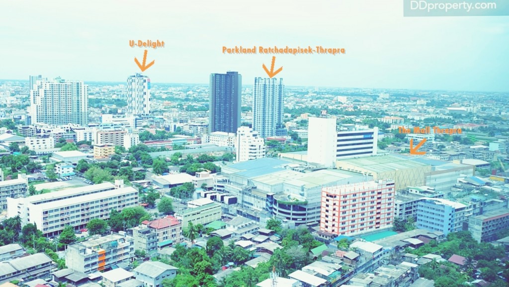 นับจากทางเข้าเป็นทิศเหนือ ทิศตะวันตกเฉียงใต้จะเป็นวิวถนนรัชดา-ท่าพระ ซึ่งจะมองเห็นเดอะมอลล์ท่าพระ, โครงการคอนโด พาร์คแลนด์ ของนารายณ์ พร็อพเพอร์ตี้ และโครงการยูดีไลท์จากค่ายแกรนด์ยู