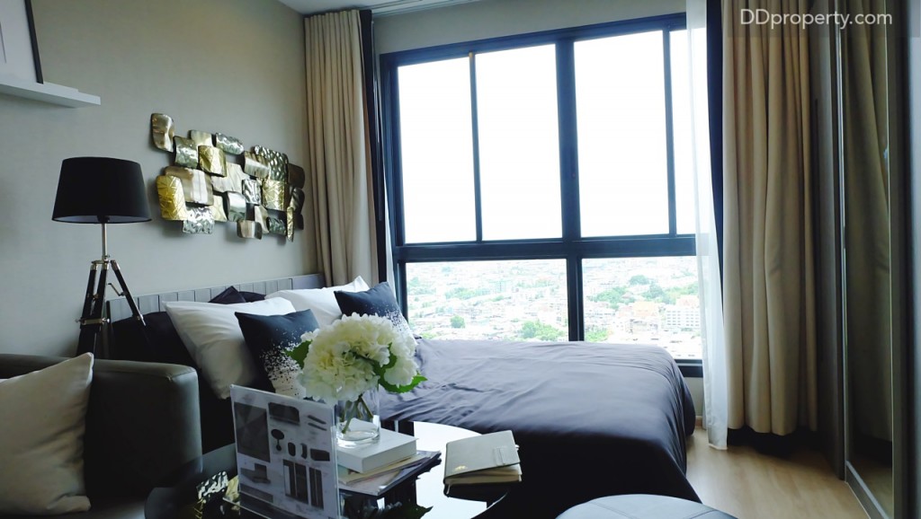 ตรงบริเวณห้องนอนโครงการติดตั้งหน้าต่างบานเลื่อนเพื่อเปิดรับลมกรณีต้องการประหยัดค่าไฟและช่วยเพิ่มอากาศหมุนเวียนภายในห้องด้วย  สำหรับเตียง หากไม่ต้องการให้ห้องดูคับแคบจนเกินไปอาจจะเลือกเป็นขนาด 5 ฟุต (โครงการแถมที่นอนขนาดดังกล่าวนี้ให้) เพราะจะทำให้เหลือพื้นที่ข้างๆ สำหรับใช้งานเป็นฟังก์ชั่นอื่นๆ ได้