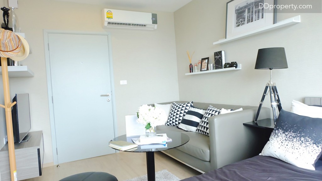 ประตูที่ได้จะเป็นแบบกุญแจล็อคธรรมดา พื้นที่ข้างเตียงสามารถจัดวางโซฟาขนาด 2-3 ที่ได้ (โครงการแถมให้เช่นกัน) หรือจะจัดเป็นชุดโต๊ะรับประทานอาหารก็ได้เช่นกัน  เครื่องปรับอากาศสำหรับห้องแบบสตูดิโอจะได้ขนาด 12,000 BTU  ยี่ห้อ Trane