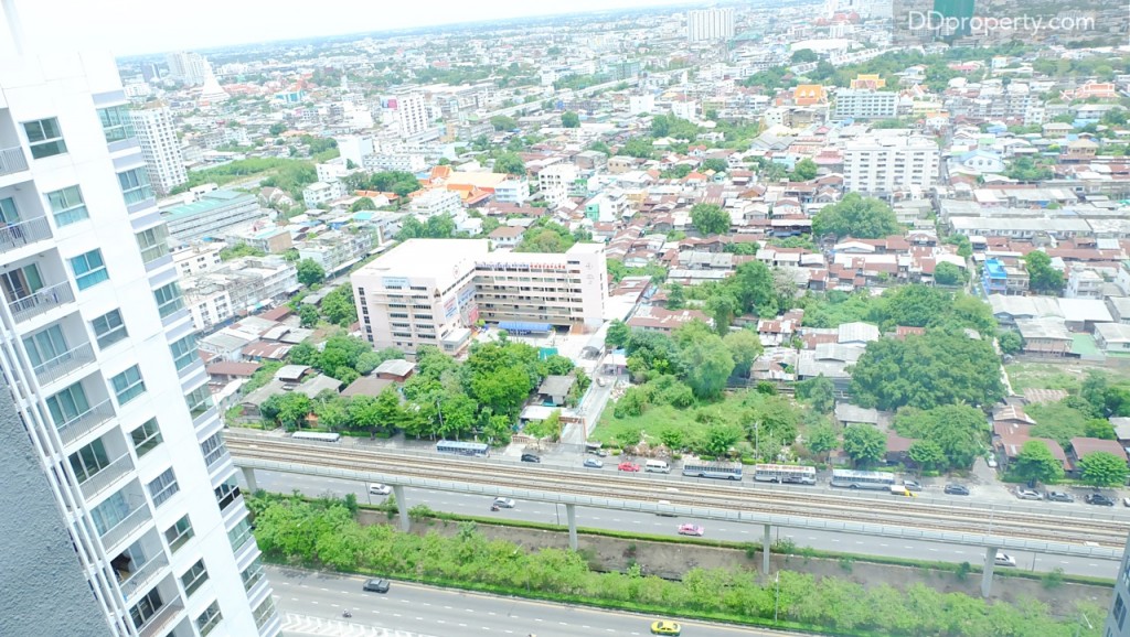 ณ มุมเดียวกันจะเห็นแนวรถไฟฟ้าสายสีเขียวส่วนต่อขยายสะพานตากสิน-บางหว้า