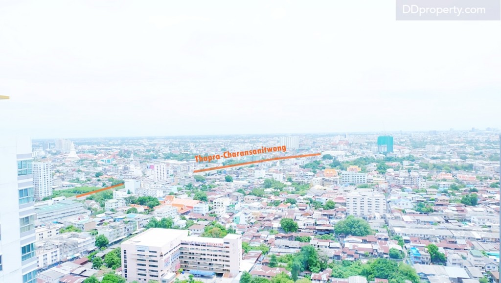 ทิศเหนือเยื้องไปทางตะวันตกจะเป็นถนนท่าพระที่สามารถออกไปยัง จรัญสนิทวงศ์-เพชรเกษม ได้