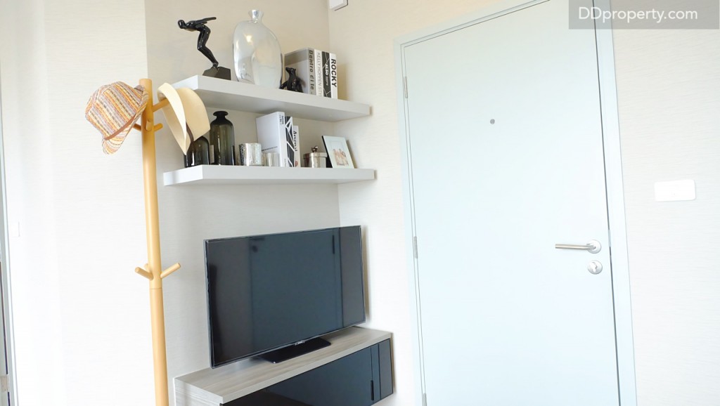 ฝั่งตรงข้ามจุดวางโซฟาเป็นงานบิลท์อินชั้นวางทีวีและชั้นวางไอเทมตกแต่งด้านบนซึ่งทางโครงการติดตั้งมาให้เรียบร้อย และทีวีก็แถมให้เช่นกัน (ขนาด 32 นิ้ว ยี่ห้อ Samsung)