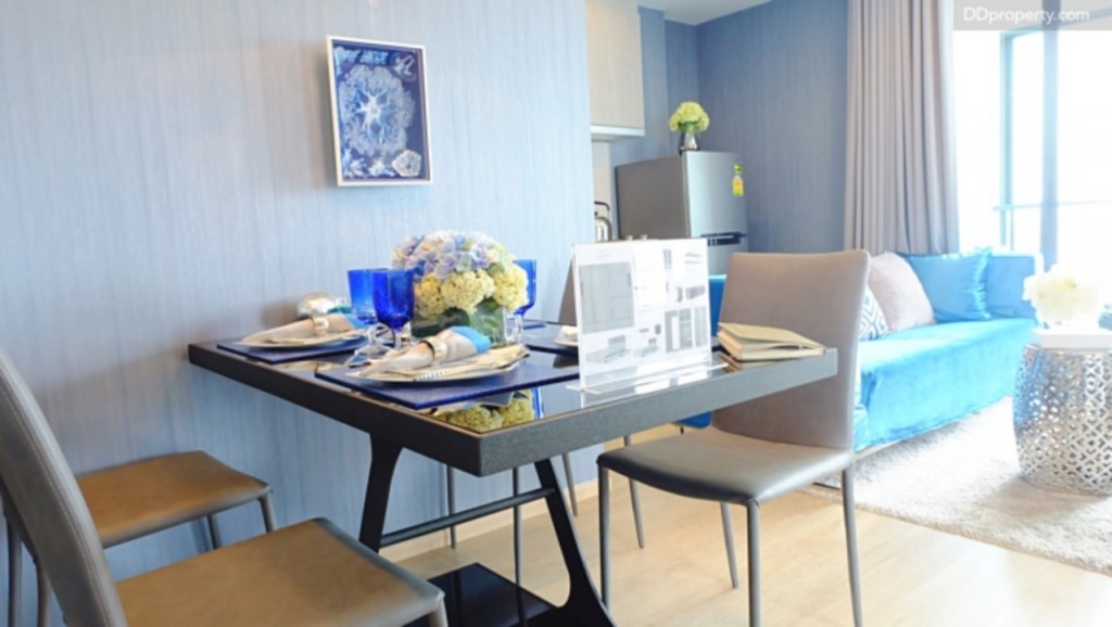 ชุดโต๊ะรับประทานอาหารสำหรับ 4 คนจากแบรนด์ SB Furniture  ผนังห้องจริงจะเป็นแบบฉาบเรียบสีขาว