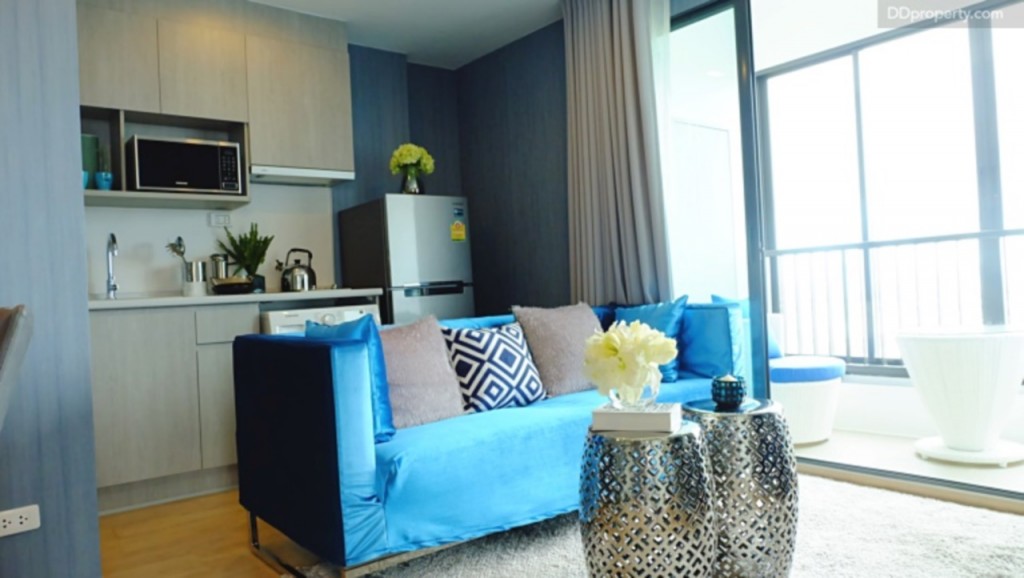 บริเวณห้องนั่งเล่นมาพร้อมกับโซฟา แต่สำหรับโต๊ะประดับที่เห็นด้านหน้าเป็นเพียงไอเดียในการแต่งห้องเท่านั้น