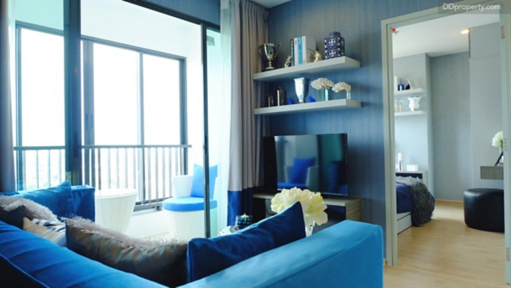 ห้องนั่งเล่นอยู่ด้านหน้าของห้องนอนใหญ่ เนื่องจากขนาดพื้นที่ใช้สอยที่มากกว่าทำให้ห้องนั่งเล่นดูกว้างขวางก็ห้องแบบอื่นๆ  ติดกันเป็นระเบียงส่วนตัวขนาดความกว้าง 2 เมตร (ห้องจริงไม่มีผ้าม่านติดมาให้) และห้องจริงจะมีประตูลูกบิดกั้นส่วนระหว่างห้องให้