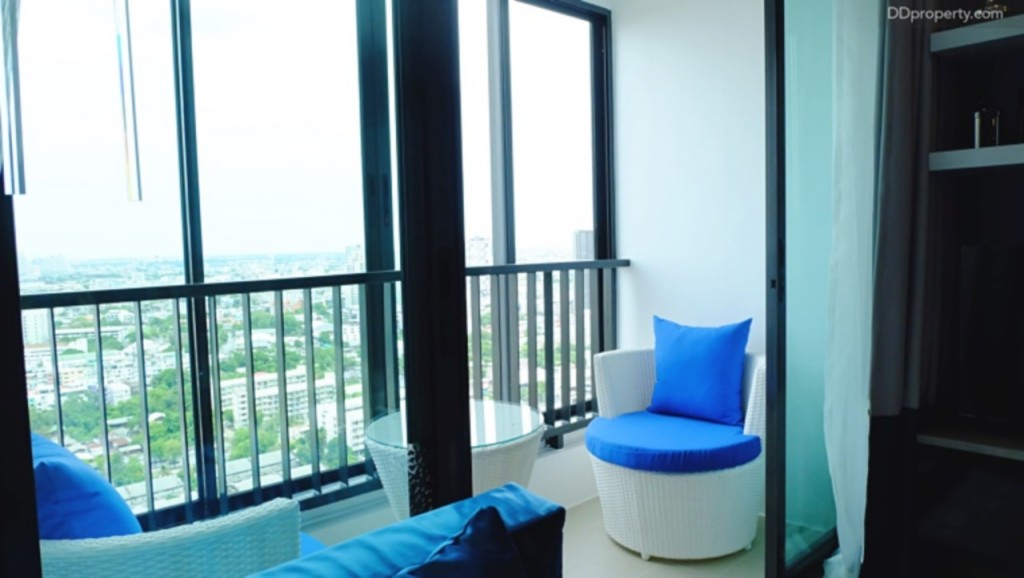 ระเบียงส่วนตัวถือเป็นจุดชมวิว นั่งชิลเมื่อยามต้องการ ประตูออกไปสู่ระเบียงเป็นแบบบานเลื่อน  พื้นระเบียงปูด้วยเซรามิกขนาด 30x30 ซม. (ชุดโต๊ะ-เก้าอี้บริเวณระเบียงเป็นเพียงไอเดียในการตกแต่งห้องเท่านั้น)