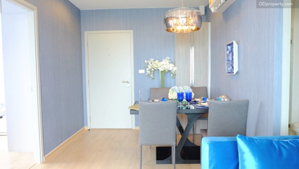 มุมมองเข้ามาในตัวห้องจากระเบียง แอร์ที่ติดให้จะเป็นขนาด 18,000 BTU  แบรนด์ Trane  ส่วนโคมไฟประดับที่เห็น เป็นเพียงไอเดียในการตกแต่งเท่านั้น