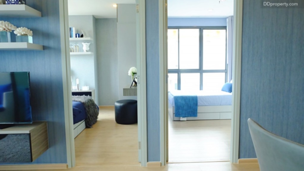 ฝั่งซ้ายคือห้องนอนใหญ่ ส่วนทางฝั่งขวาคือห้องนอนเล็ก