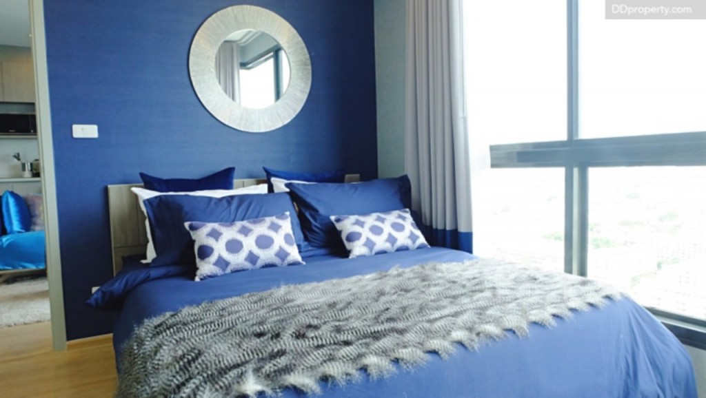 กระจกบานเลื่อนด้านข้างรับแสงอรุณเบิกฟ้าในยามเช้า หรือจะเคลิบเคลิ้มไปกับแสงจันทร์ในยามค่ำคืน ผ้าม่านที่เห็นในห้องจริงจะไม่ได้ติดมาให้