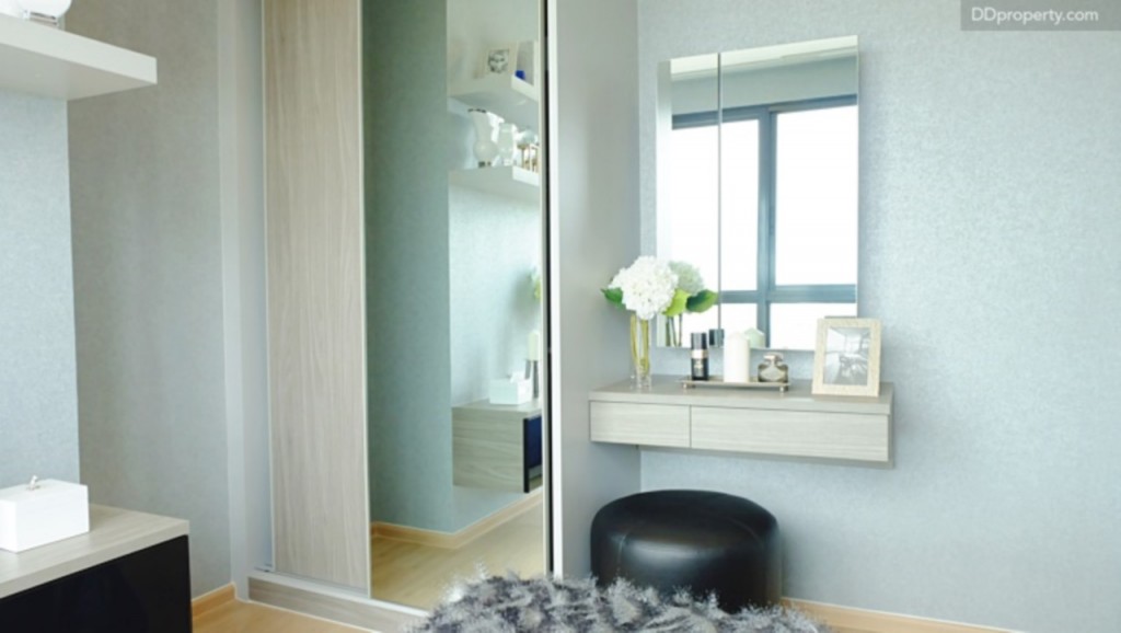 บริเวณติดกับประตูทางเข้าห้องนอนเป็นงานบิลท์อินโต๊ะเครื่องแป้งและตู้เสื้อผ้าที่จัดมาไว้ให้