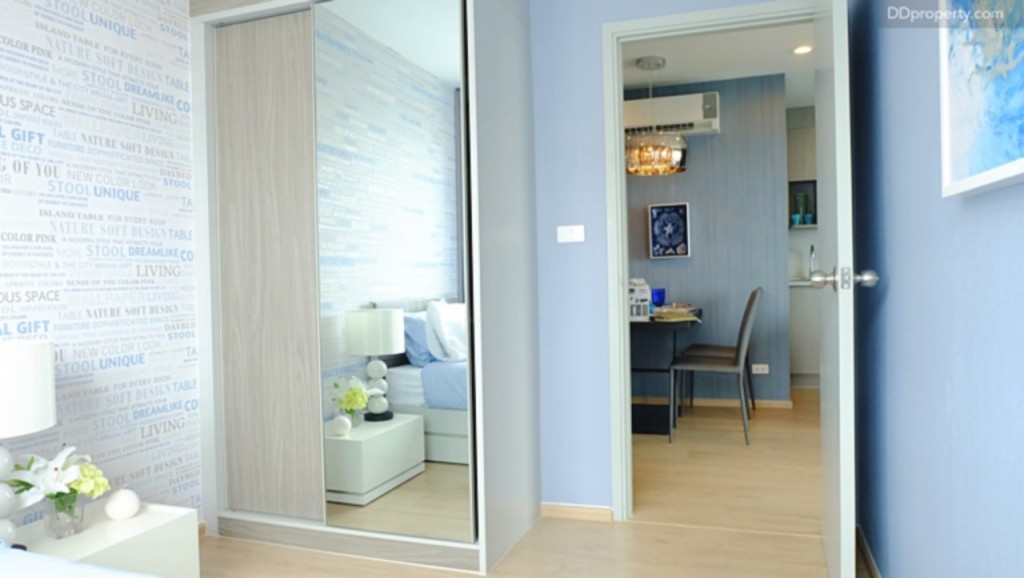 ห้องนอนเล็กเมื่อเปิดประตูเข้ามาจะเจองานบิลท์อินตู้เสื้อผ้าอยู่ทางฝั่งขวามือซึ่งเป็นสเปคเดียวกับของห้องนอนใหญ่