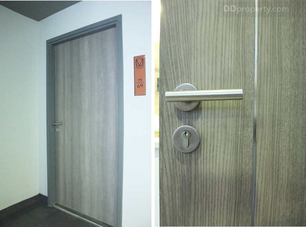 ประตูห้องขนาด 1.5 x 2.2 เมตร โดยประมาณ ที่เปิดประตูเป็นแบบด้ามจับระบบล็อกสองชั้น