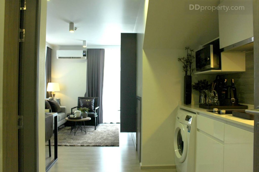 เมื่อเข้ามาให้ห้อง พื้นที่ชั้นล่างจะประกอบไปด้วย ห้องน้ำกลาง แพนทรี โต๊ะกินข้าว ห้องนั่งเล่น และระเบียงห้อง