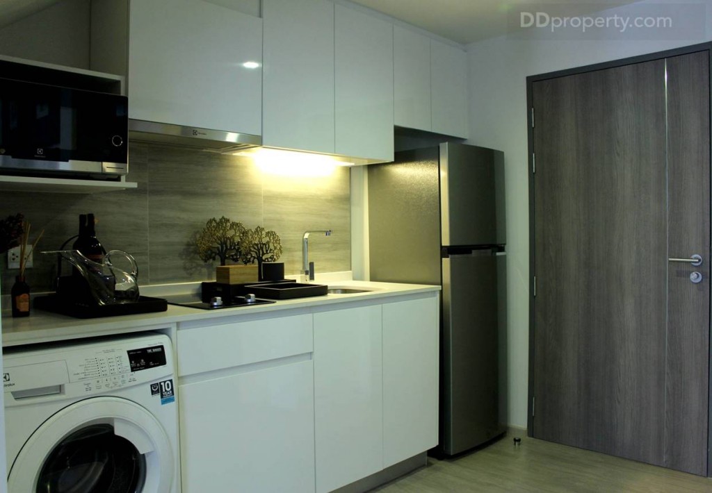 ส่วนของแพนทรีจะอยู่ด้านขวามือทางเข้าห้องเป็นแบบบิลท์อินแนวยาวเต็มพื้นที่