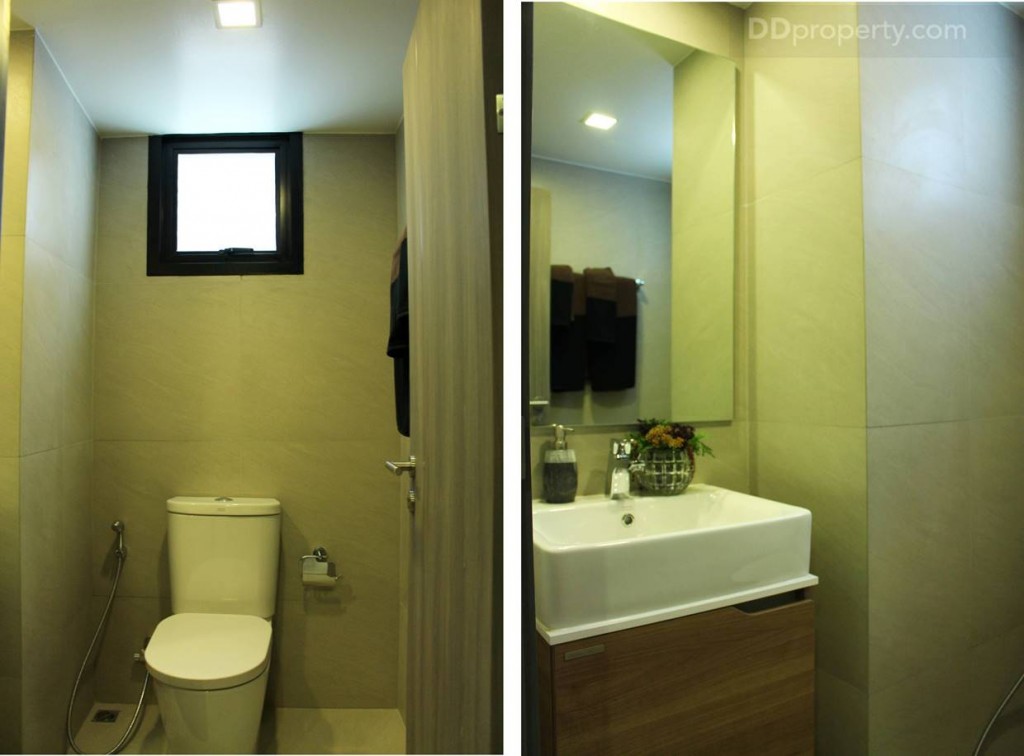 ซ้ายมือทางเข้าห้องจะเป็นห้องน้ำกลาง ห้องน้ำด้านล่างจะไม่มีห้องอาบน้ำ สุขภัณฑ์เป็นสีขาวสไตล์โมเดิร์น ของ American Standard และอ่างล้างหน้า พร้อมช่องระบายอากาศแบบบานกระทุ้ง