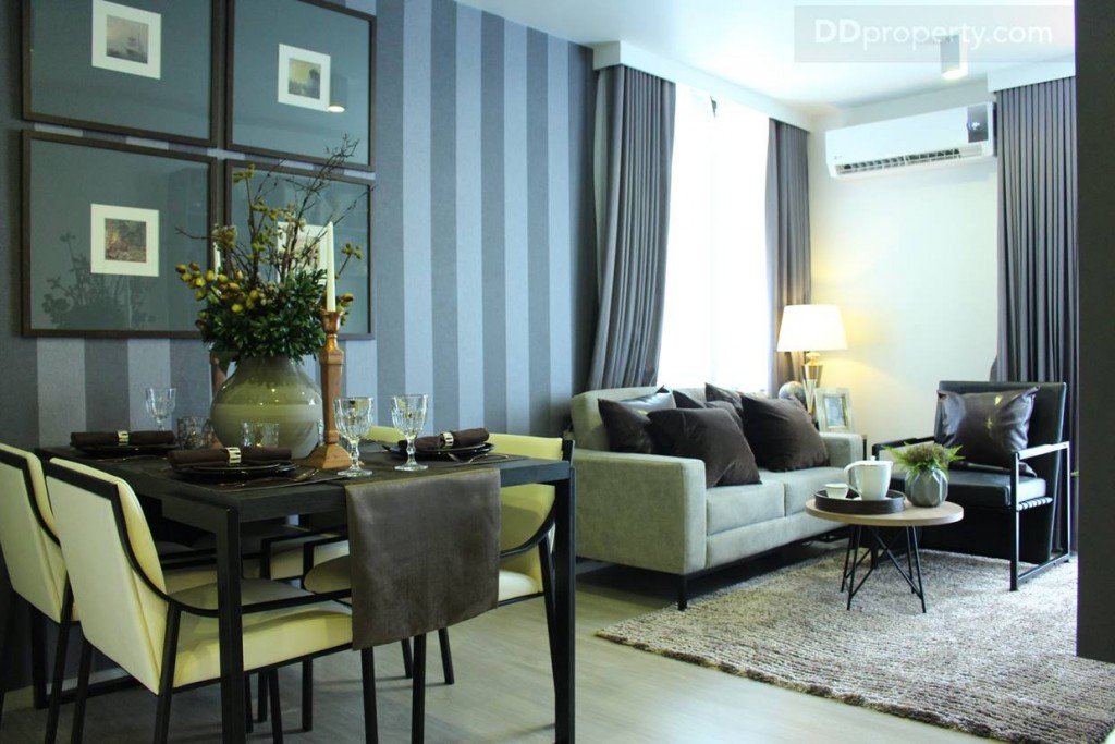 มุมมองภายในห้องนั่งเล่น และโต๊ะรับประทานอาหาร