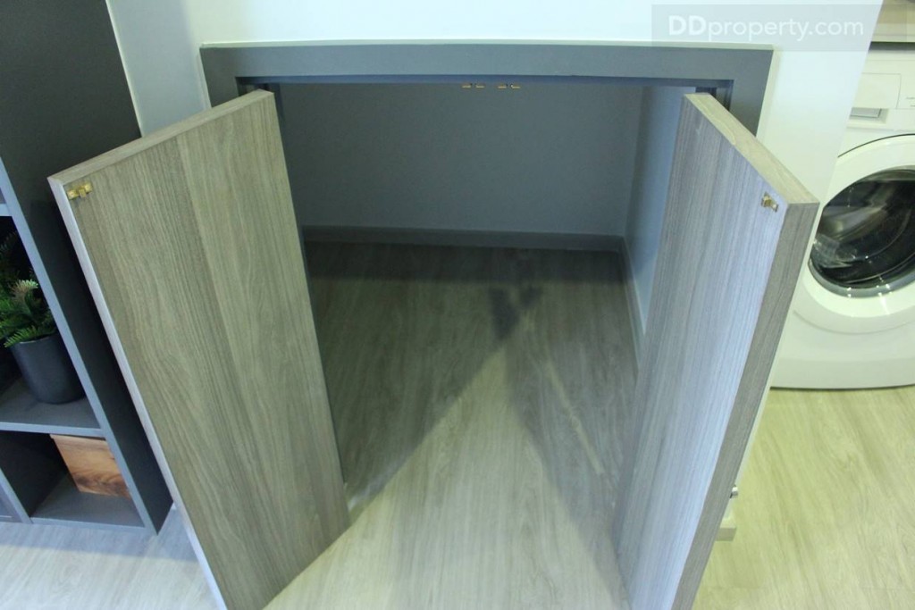 มีการทำห้องเก็บของบริเวณใต้บันไดให้ด้วย