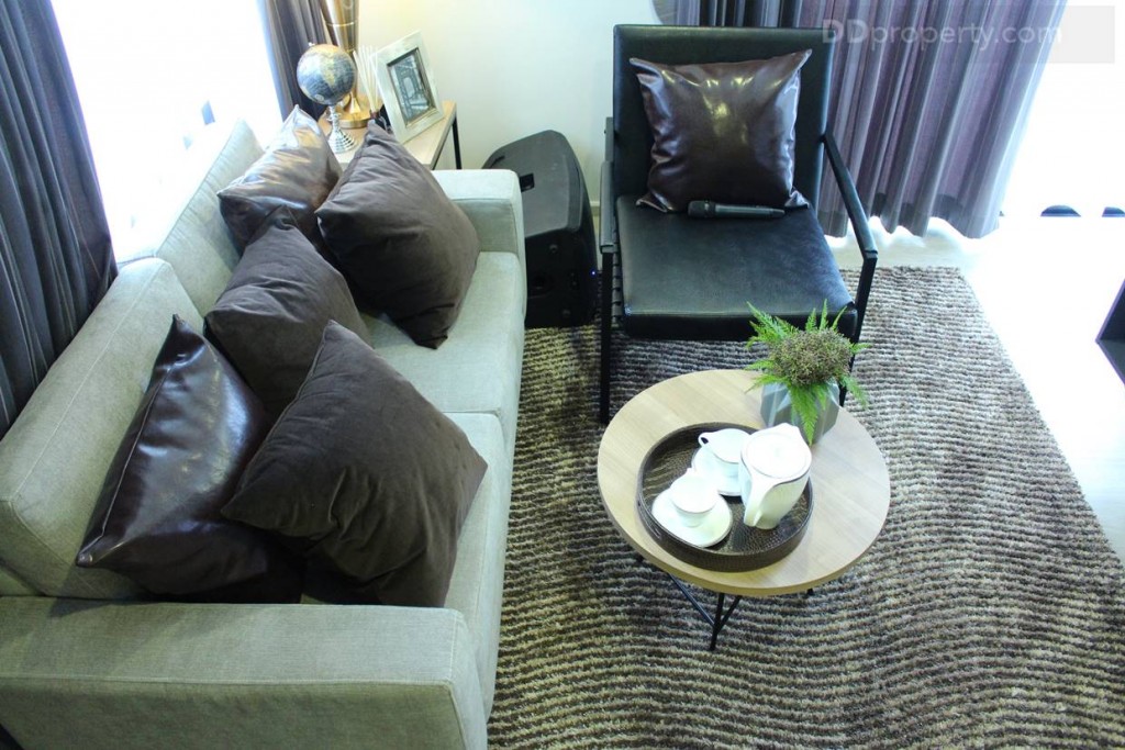 โซฟาที่ให้มาเป็นแบบ 2 ที่นั่งแต่ก็สามารถนั่งพร้อมกัน 3 คนได้สบายๆ