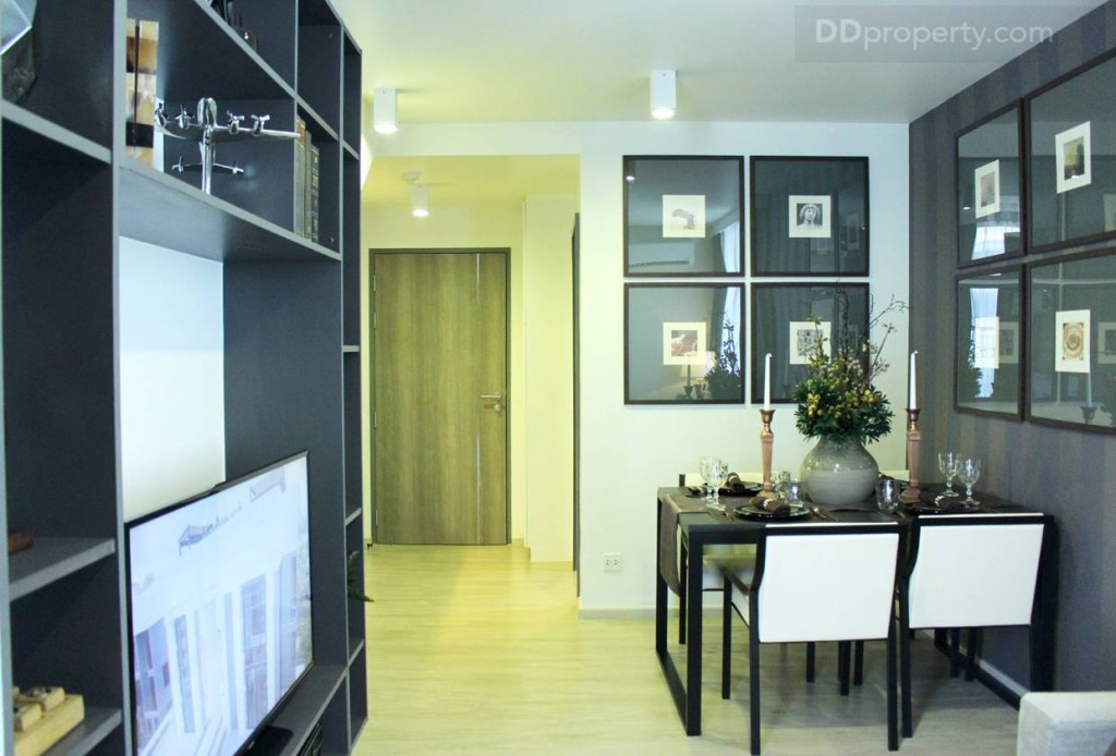 มุมมองจากด้านในของภายในห้องไปยังประตูทำให้เห็นรูปแบบของการวางแปลนห้องเป็นแนวยาว แบบสี่เหลี่ยมผืนผ้า