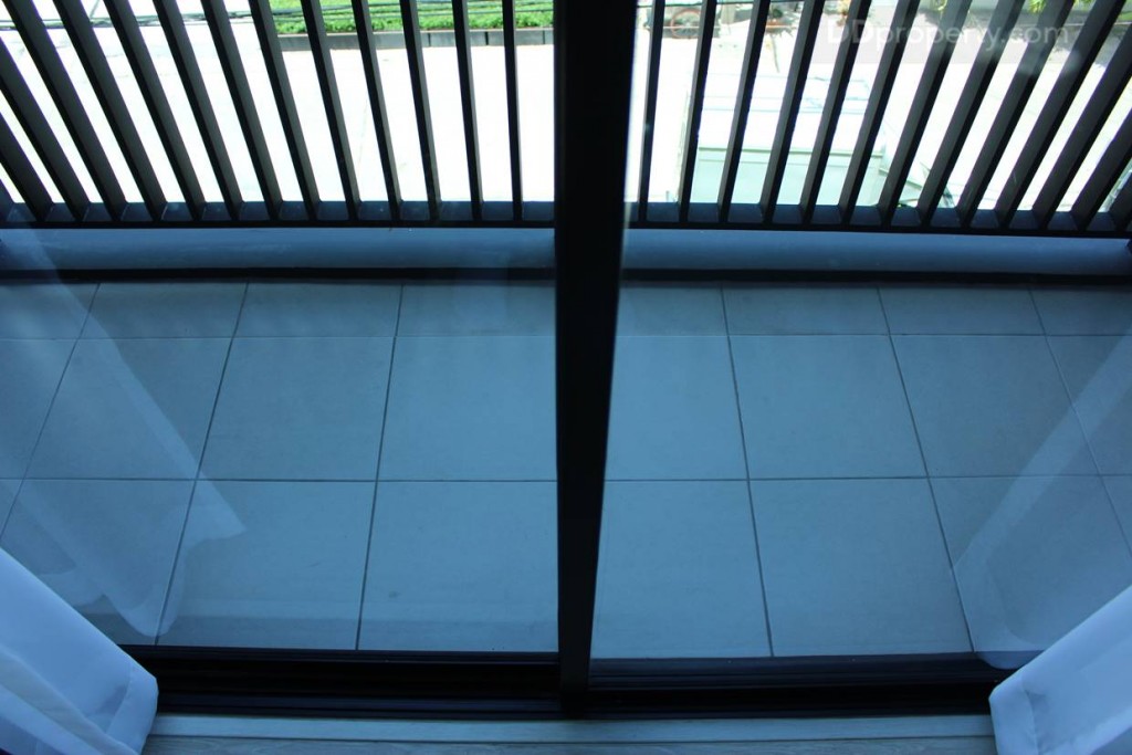 ระเบียงห้องบริเวณหน้าบันไดชั้น 2 กับกระจกบานเลื่อนตัดแสง ขอบอะลูมิเนียมดำ