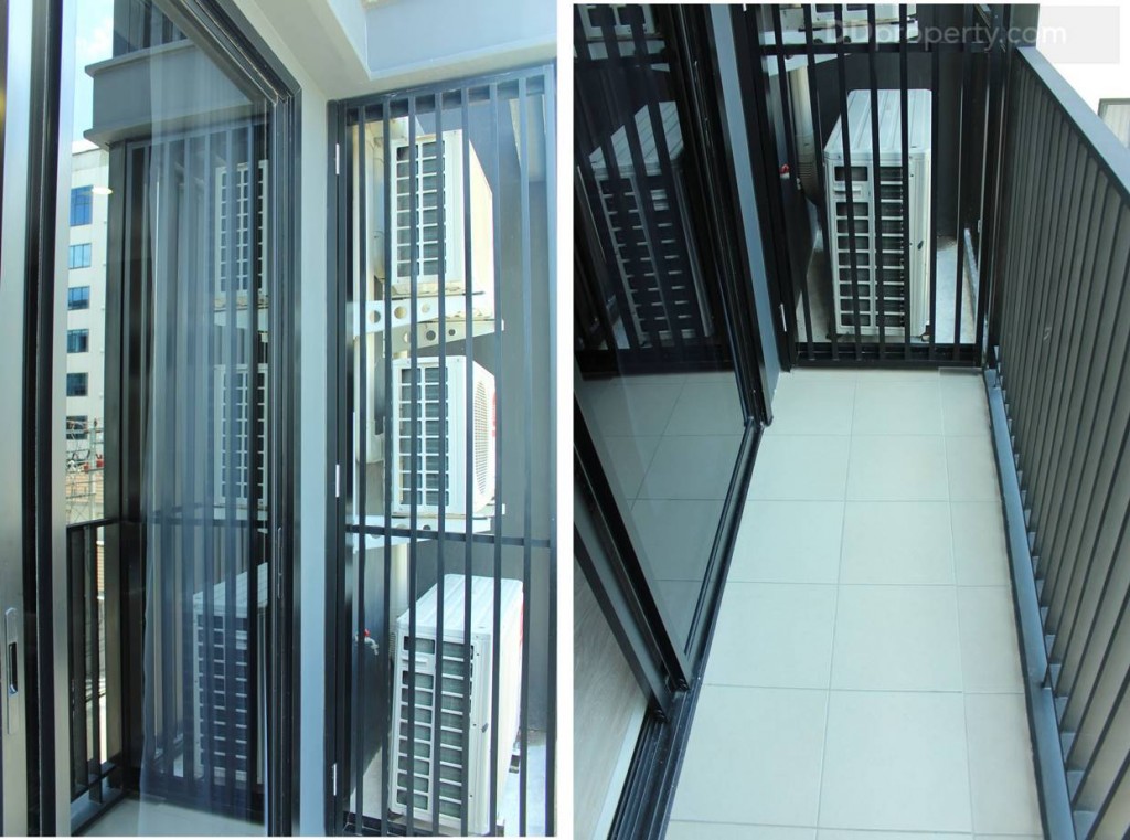 พื้นที่บริเวณระเบียงเป็นแนวยาวขนาด 0.5 x 3 เมตร พื้นที่ประมาณ 1 ส่วนของระเบียงเป็นที่วางคอมเพรสเซอร์แอร์มีการทำแนวระแนงกันไว้อย่างสวยงาม