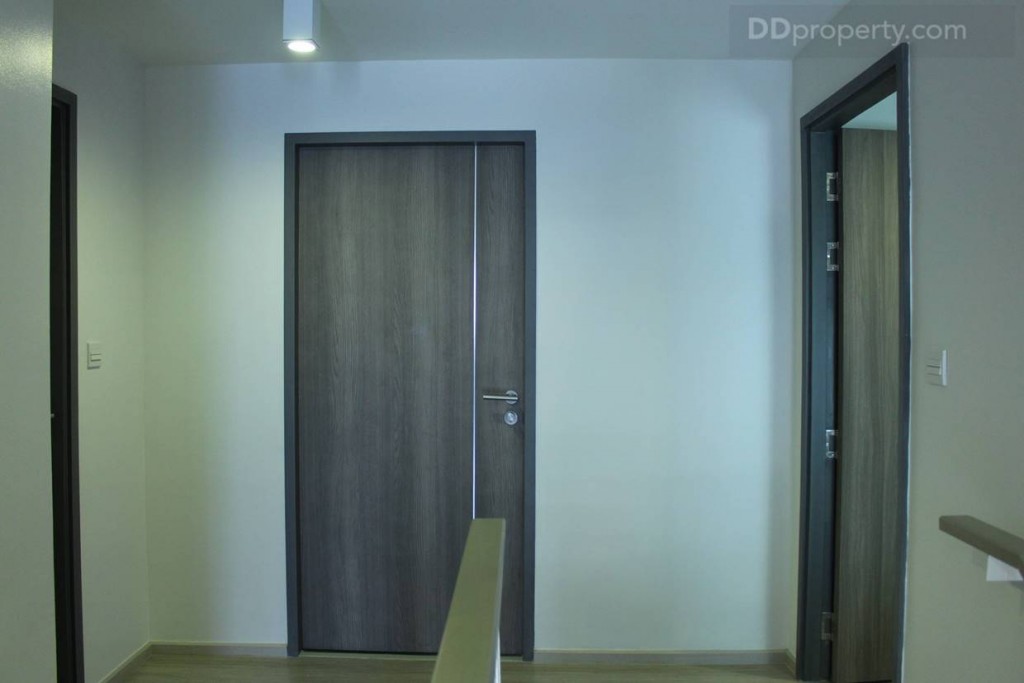 พื้นที่ชั้น 2 ของห้องตัวอย่างจะประกอบไปด้วย  3 ห้องนอน 2 ห้องน้ำ และ 1 ทางเข้า ใช่ครับฟังไม่ผิด ทางเข้าห้องอีกทางซึ่งห้องดูเพล็กซ์ส่วนใหญ่จะมีทางเข้าเดียว และห้องนอนจะอยู่บริเวณชั้นลอย เนื่องจากเป็นแบบ 3 ห้องนอน ทางโครงการเลยยกอีกชั้นเป็นพื้นที่ห้องนอนไปเลย ซึ่งให้ความรู้สึกแบบเดียวกับทาวน์โฮม 2 ชั้น