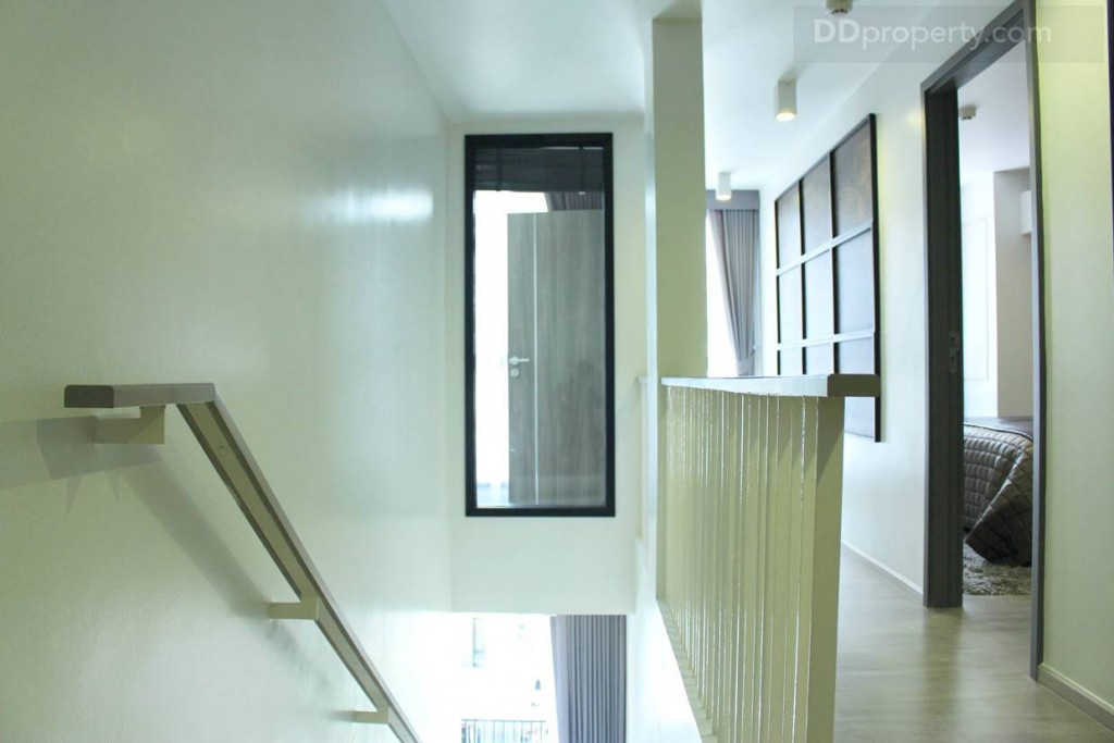 พื้นที่บริเวณชั้น 2 ของห้อง ด้านขวามือเป็นห้องนอนใหญ่ตรงไปก็จะเป็นอีก ห้องนอนที่ 1 บริเวณชั้น 2 จะค่อนข้างมืดนิดหน่อยเนื่องจากมีพื้นที่รับแสงเข้ามายังด้านในได้น้อยมาก ถึงแม้จะมีการติดไฟตามทางเดินก็ยังแอบมืออยู่หน่อยๆ