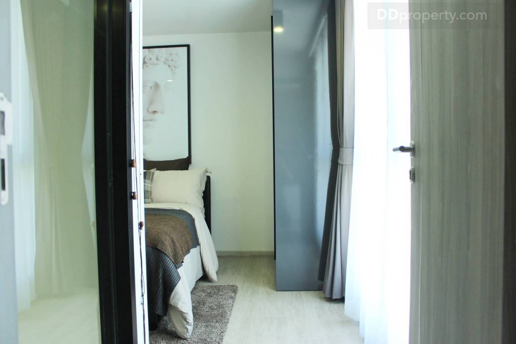 มุมมองภายในห้องนอนหนึ่งมีหน้าต่างส่วนตัวบานใหญ่