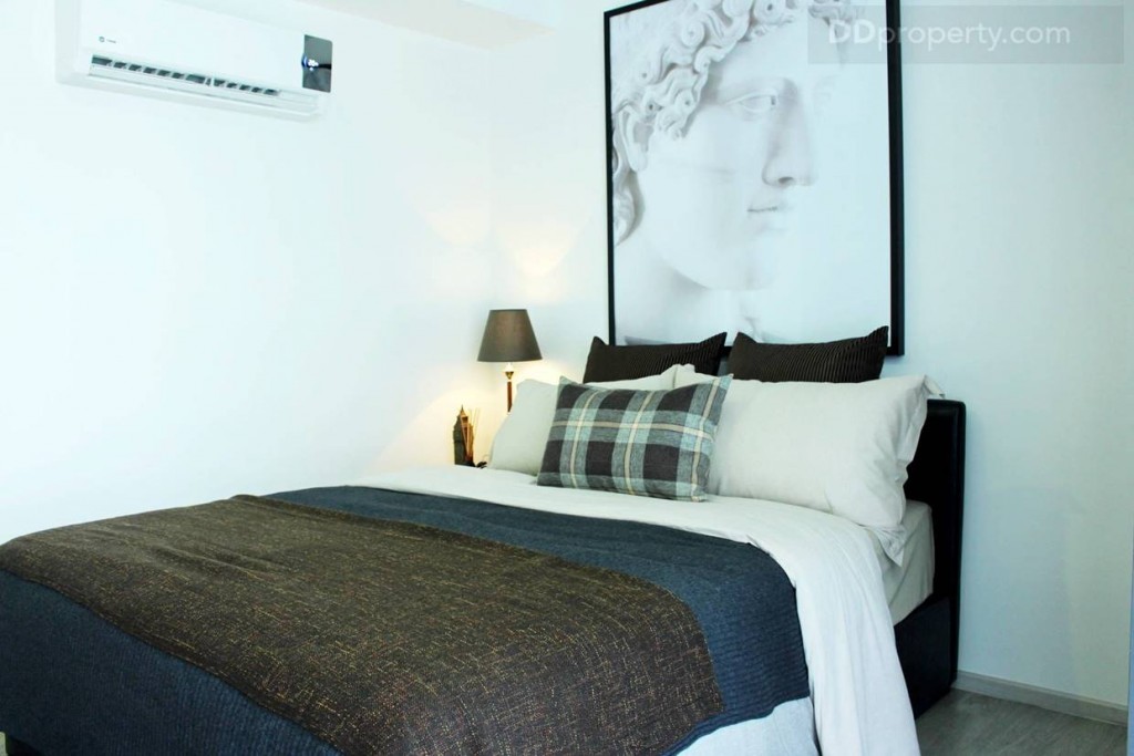 มุมมองภายในห้องนอนที่ 1 เป็นห้อง 4 เหลี่ยม ฉาบเรียบ พื้นห้องเป็นลามิเนตหนา 8 มม.