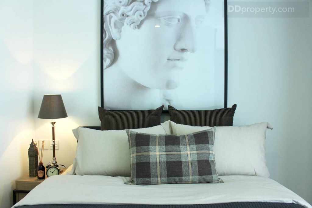 เตียงขนาด 5 ฟุต เกือบเต็มพื้นที่ของห้อง