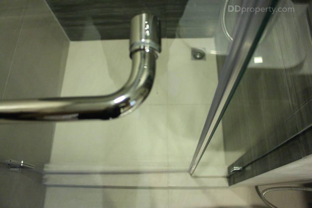 บริเวณที่อาบน้ำขนาด 0.75 x 0.75 เมตร มีการยกขอบกันน้ำไหลออก พร้อมฉากกั้นเป็นกระจกนิรภัย