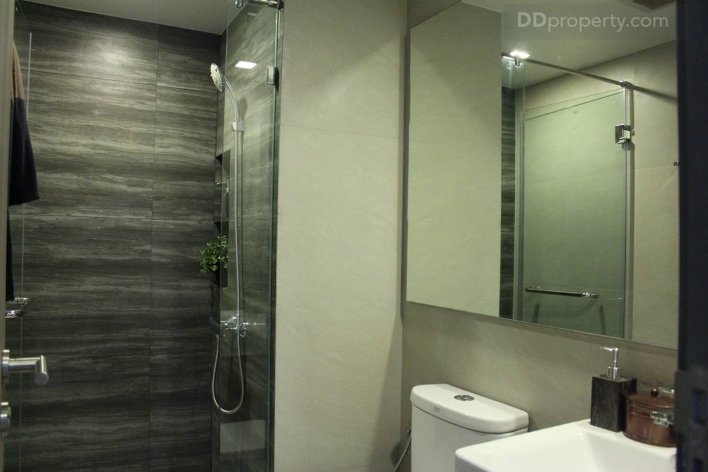 ทางด้านซ้ายมือของห้อง Master bedroom จะเป็นห้องน้ำ แยกส่วนเปียก-แห้งเช่นเดียวกันกับห้องน้ำส่วนกลาง พร้อมกระจกบานใหญ่เต็มพื้นที่