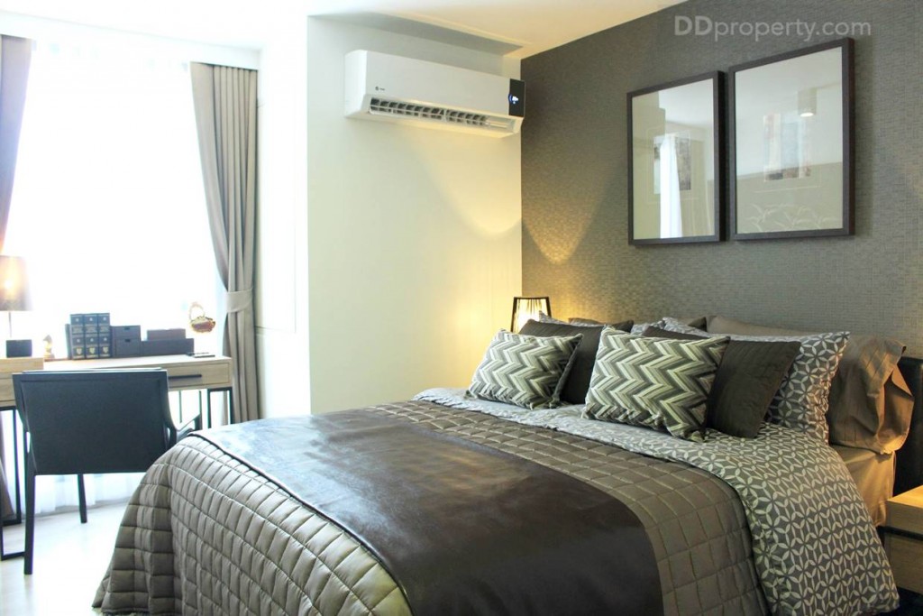 มุมมองภายในห้อง Master Bedroom เน้นโทนสีเข้มแบบคลาสสิก