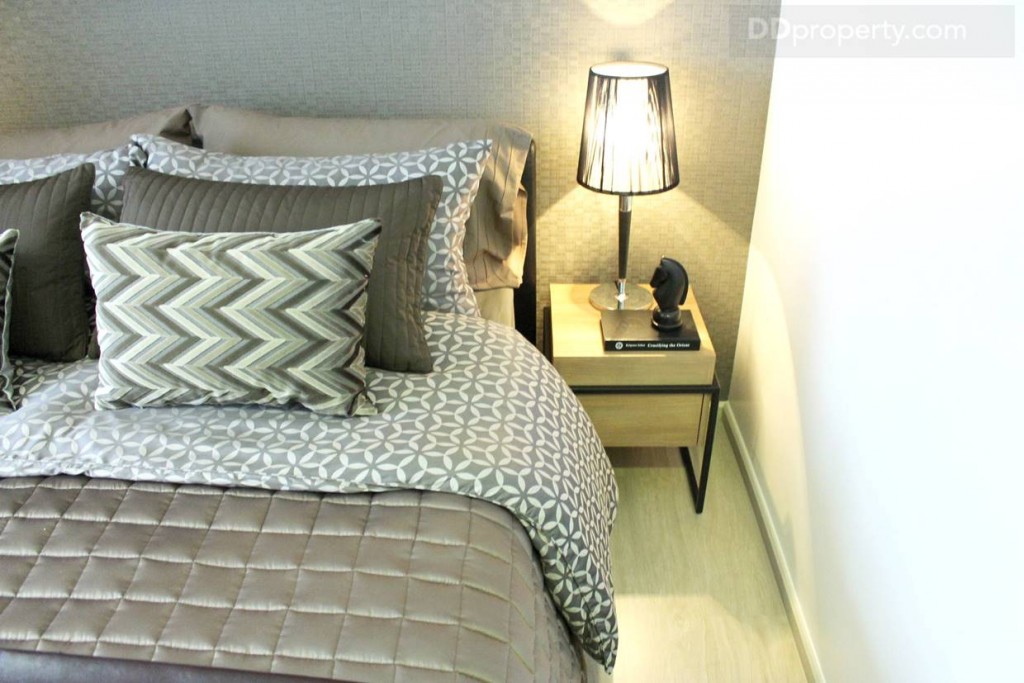 พื้นที่ด้านข้างเตียง ประมาณ 0.5 เมตร