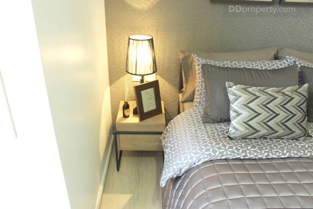 พื้นที่ด้านข้างเตียงฝั่งซ้ายมือประมาณ 0.5 เมตร ซึ่งห้องจริงก็จะมีการจัดวางเตียงแบบนี้เช่นกันนั่นก็เพื่อให้มีทางเดินรอบเตียงนั่นเอง