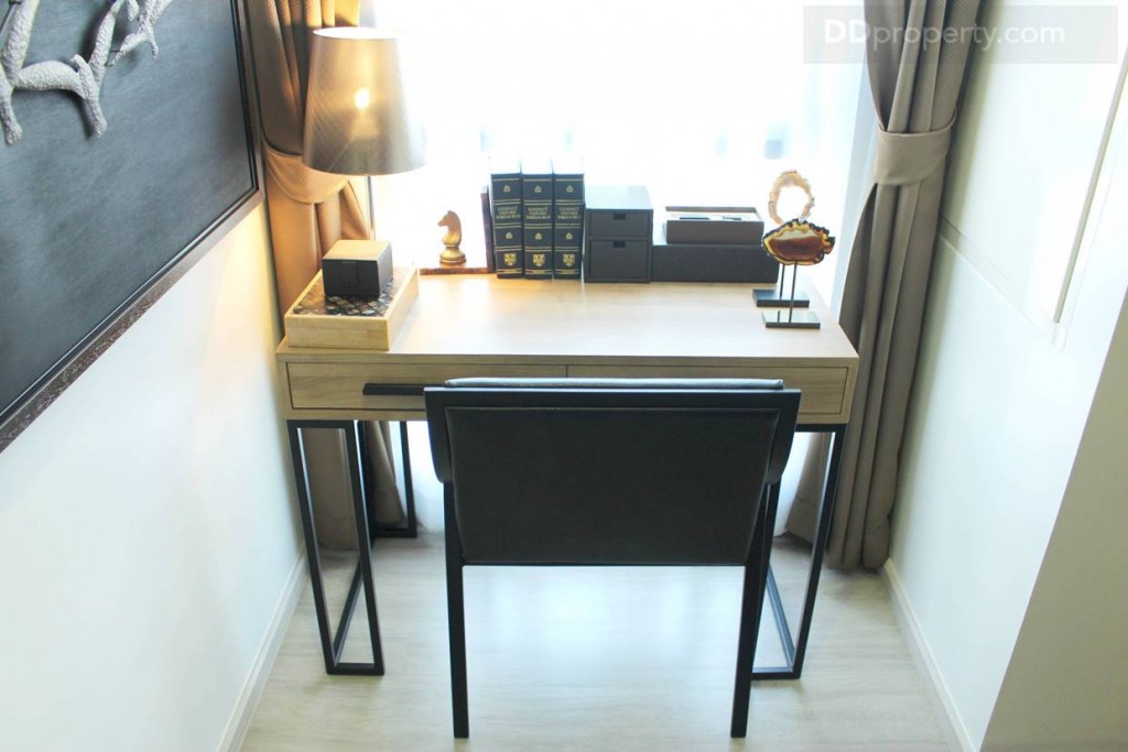 โต๊ะทำงานขนาด 1 เมตร โดยประมาณ หรือจะเปลี่ยนเป็นโซฟาเบด ก็น่าจะลงตัวกว่า อีกทั้งหน้าต่างบานใหญ่ทำให้ภายในห้องดูสว่างมากขึ้น