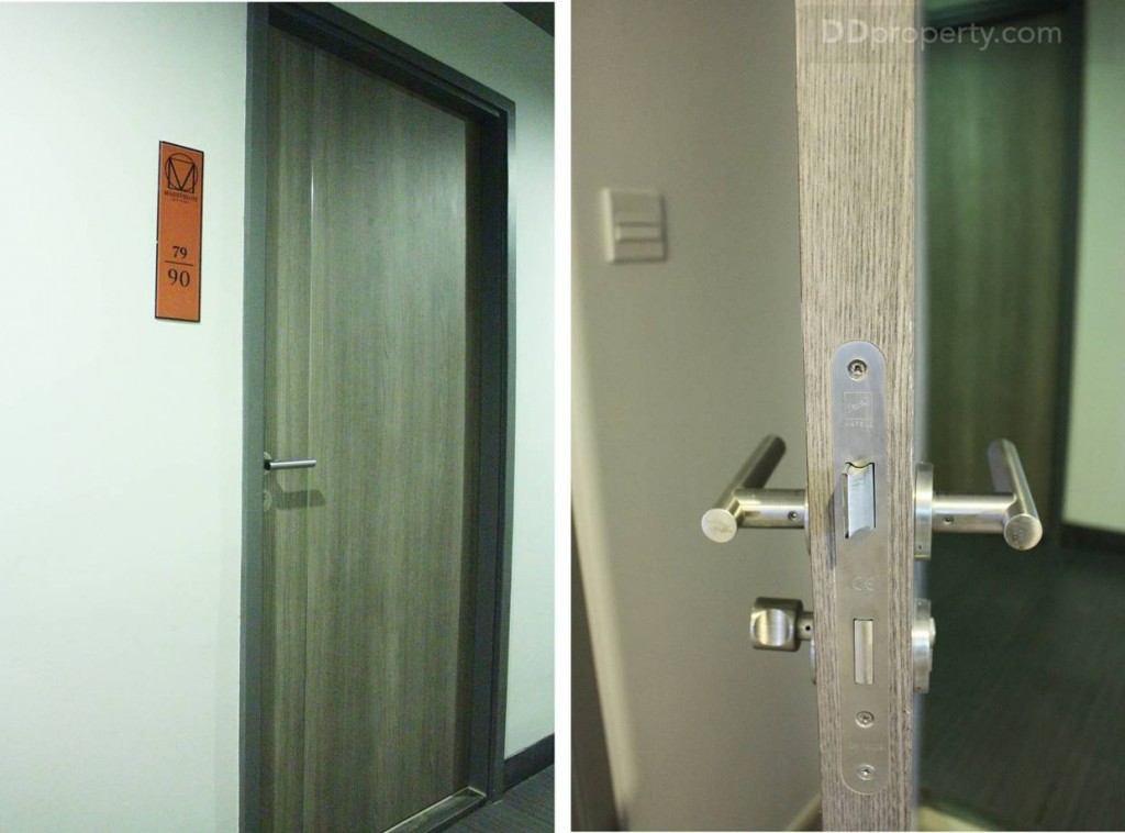 ประตูห้องขนาด 1.2 x 2.2 โดยประมาณ เป็นประตูไม้แบบด้ามจับ พร้อมระบบล็อกแบบสองชั้น