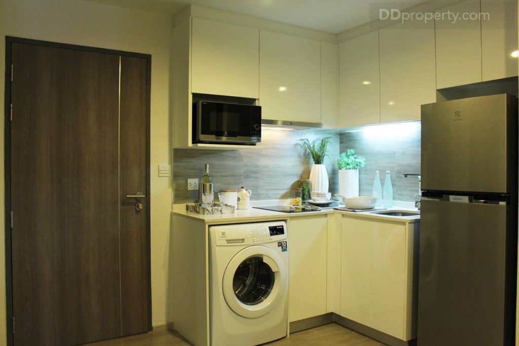 เมื่อเข้ามาภายในห้องด้านซ้ายมือจะเป็นมุมครัว แบบบิลท์อิน เต็มพื้นที่มุมด้านในของห้อง