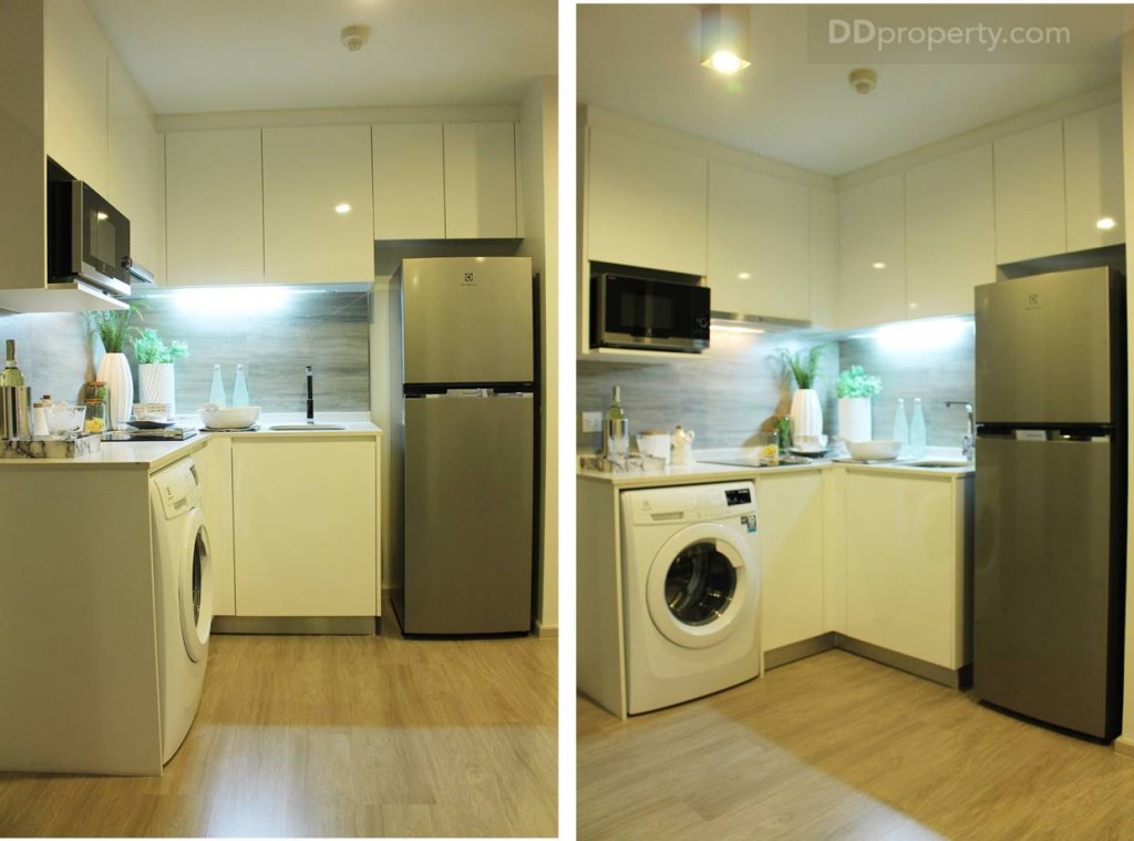 เมื่อเข้ามาภายในห้องด้านซ้ายมือจะเป็นมุมครัว แบบบิลท์อิน เต็มพื้นที่มุมด้านในของห้อง