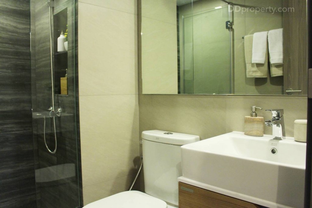 ด้านขวามือของทางเข้าจะเป็นห้องน้ำกลาง ขนาด 1.5 x 2.5 เมตรโดยประมาณ