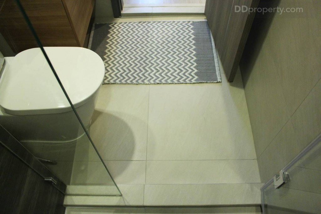 พื้นที่ทางเดินของห้องน้ำขนาด 0.75 x 1.25 เมตร ปูพื้นด้วยกระเบื้องผิวหยาบ