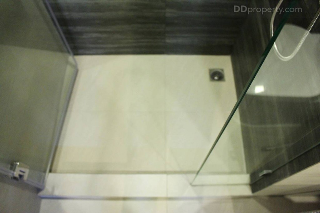 พื้นที่ภายในห้องอาบน้ำขนาด 0.75 x 0.75 เมตร ถ้าเข้าไปอาบพร้อมกันสองคนก็จะเบียดกันหน่อย มีการยกขอบเพื่อกันน้ำไหลออกมา