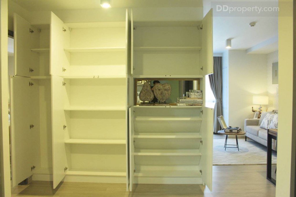 ด้านหน้าเมื่อเข้ามาภายในห้องจะเป็นตู้เก็บของแบบบิลท์อินขนาดใหญ่เต็มพื้นที่ของผนังห้องซึ่งโครงการบิลท์ให้