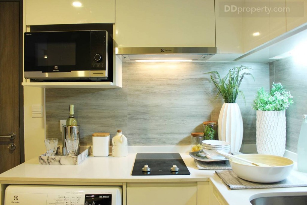 แพนทรีเข้ามุมเป็นรูปแบบตัว L สะดวกต่อการใช้งาน