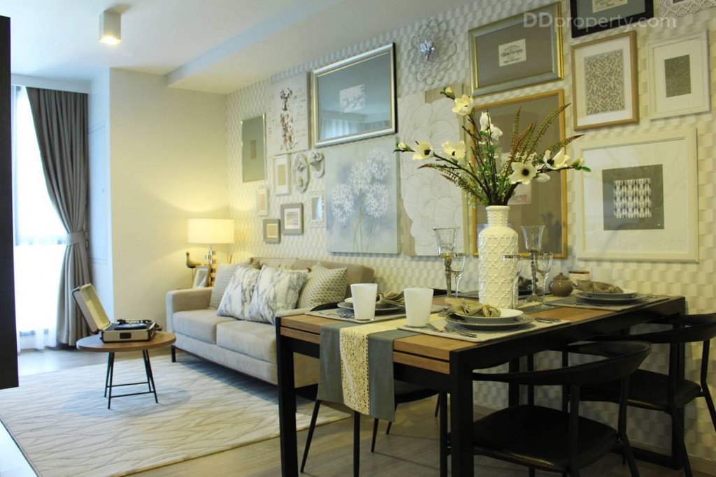 มุมมองพื้นที่ด้านในของตัวห้องเน้นโทนสีเย็น ห้องตัวอย่างตกแต่งสไตล์โมเดิร์นคลาสสิก