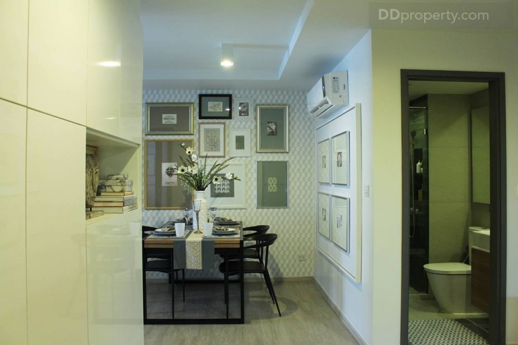 พื้นที่โต๊ะรับประทานอาหารจะอยู่ระหว่างห้องน้ำกลาง และที่เก็บของ