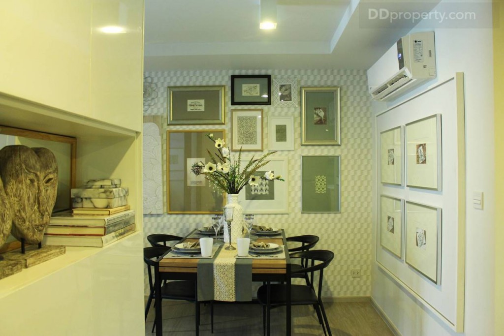 ผนังห้องจะเป็นสีขาวฉาบเรียบไม่ติดวอลเปเปอร์มาให้