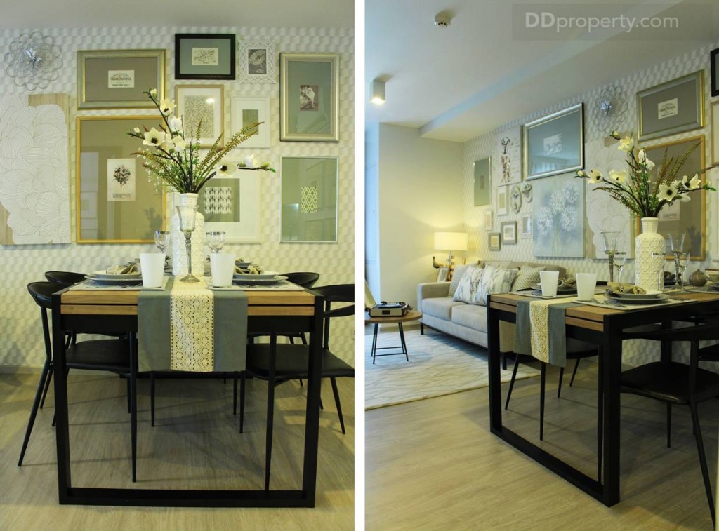 โต๊ะรับประทานอาหารเป็นแบบ 4 ที่นั้ง ซี่งเป็นแบบเดียวกับที่ให้มาพร้อมกับห้อง โดยโต๊ะรับประทานอาหารจะอยู่ติดกับ ห้องนั่งเล่นเป็นพื้นที่แนวยาวแบบสี่เหลี่ยมผืนผ้า