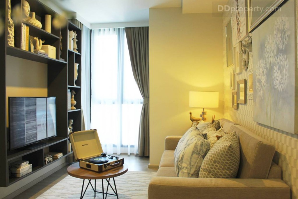 มุมมองของห้องนั่งเล่นของห้องตัวอย่างแบบ 2 ห้องนอน