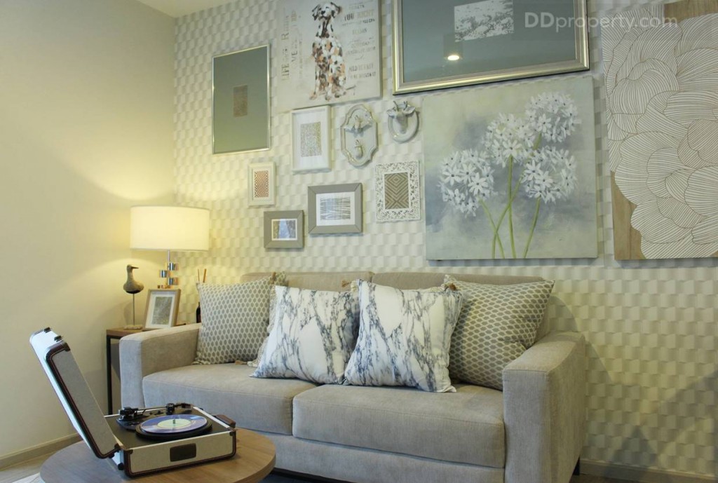 มุมมองของห้องนั่งเล่นของห้องตัวอย่างแบบ 2 ห้องนอน